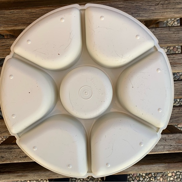 Vintage Tupperware large divided vegetable/chip & Dip tray with Lid. White. - Picture 4 of 6